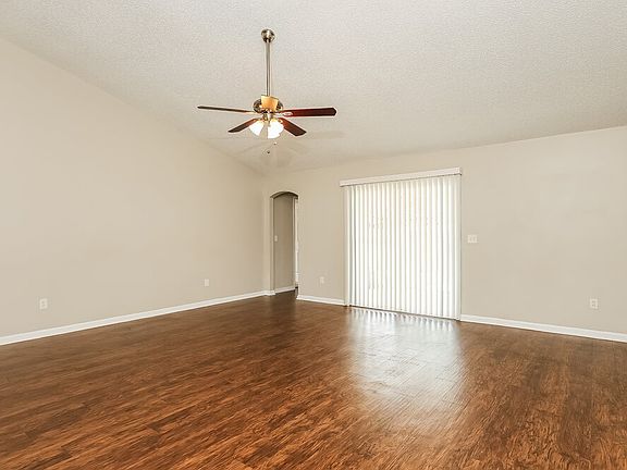 4th image of 3230 Chantilly Ct