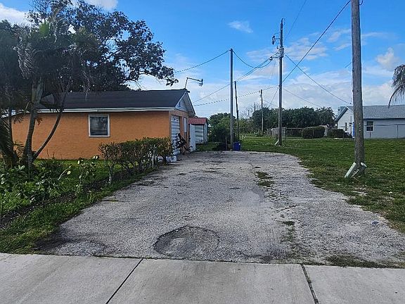 4th image of 800 NW 1st Street