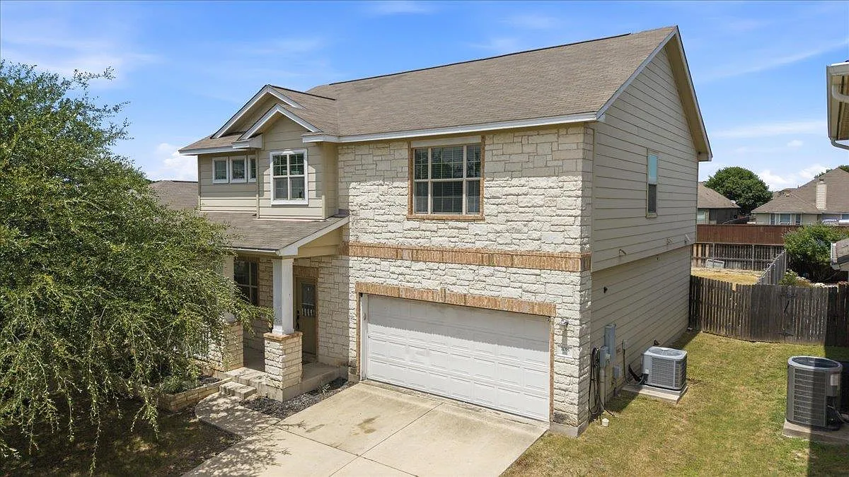 5 bed, 2.5 bath, 2469 sqft, $2,245 — Photo 2
