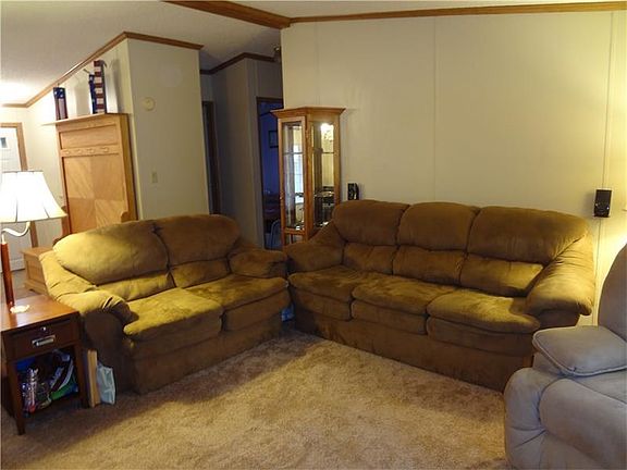 4th image of 10 Christine Ln
