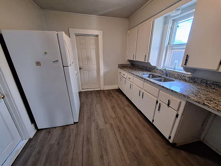 1026 Jeanette St — Photo 2