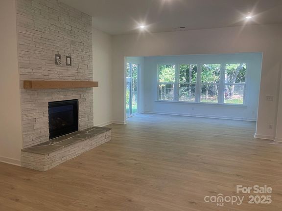 5th image of 131 Glenn Dr