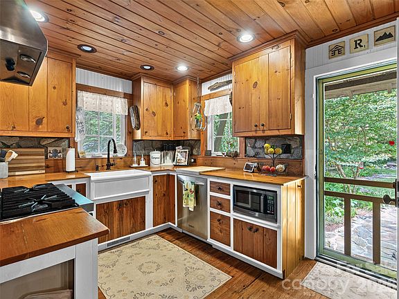 9th image of 85 Chestnut Hill Rd