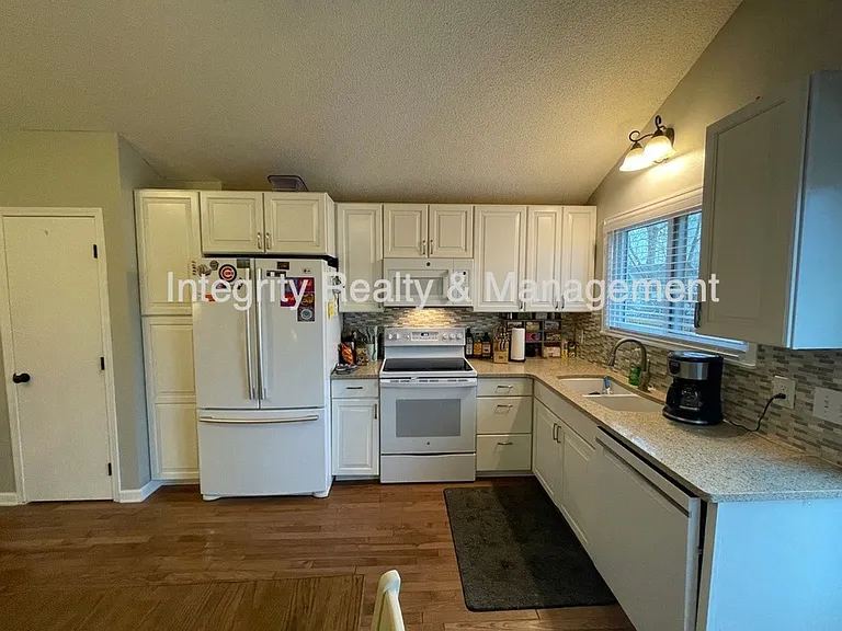 475 Chiswick Cir — Photo 14