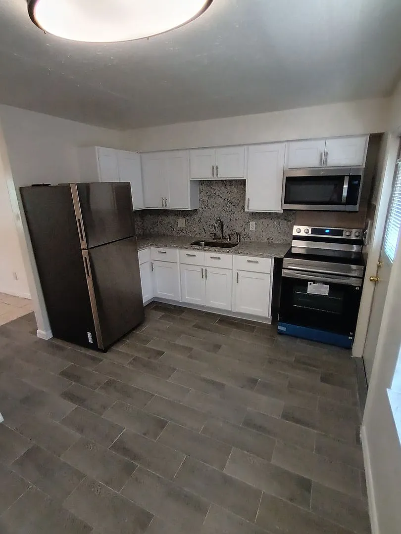 2 Bedroom, 1 Bathroom Condo For Rent at 1633 W. Oak Ridge Road, Orlando FL 32809 — Photo 4