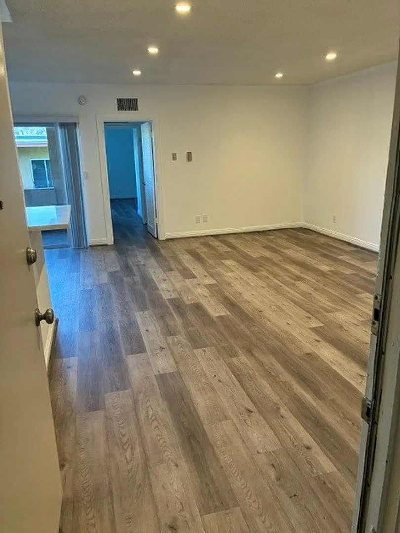 LOS ENCINOS APARTMENTS — Photo 1