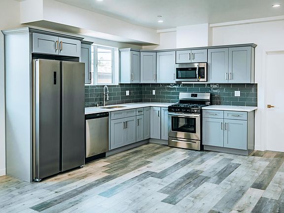 3rd image of 158 N Mariposa Ave #20
