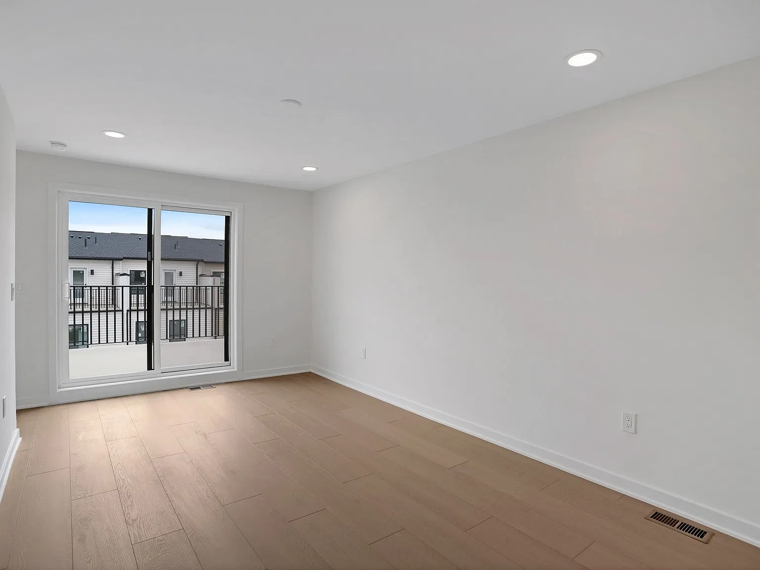 3 bed, 4.5 bath, 2361 sqft, $4,250 — Photo 2