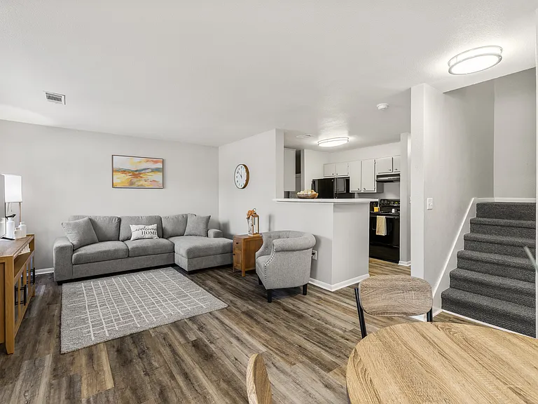 Sunset Pointe Apartments — Photo 38