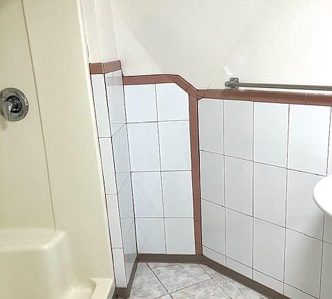 3rd image of 3922A Myrtle Ave