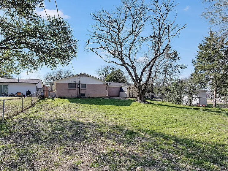 1009 Meadow Park Dr — Photo 16