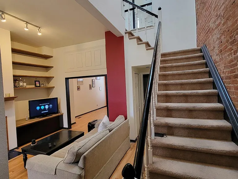 2215 Glenarm Pl — Photo 6