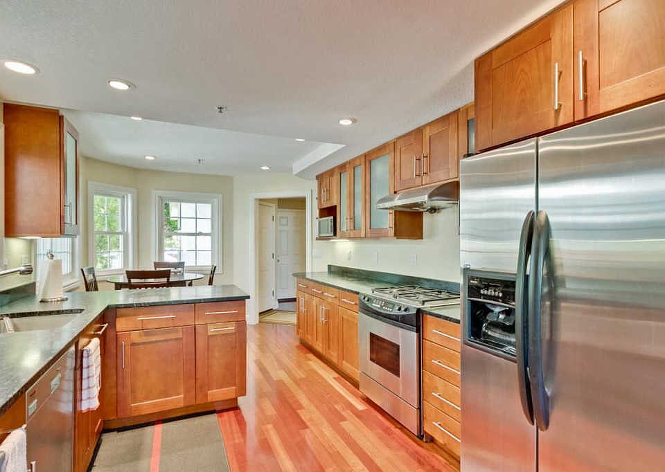 1st image of 215 Roosevelt Ave