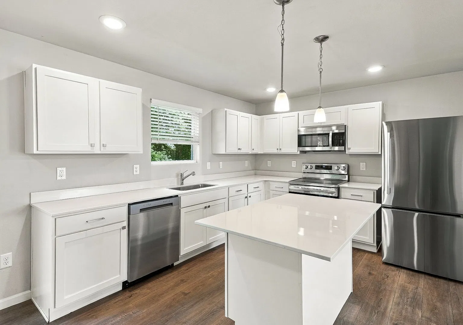 1 Month FREE Rent! Applied to Your First Full Month. Terms & Conditions Apply. — Photo 2
