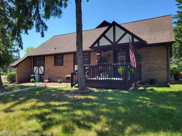 1131 Indianwood Trl #1, Walled Lake, MI 48390