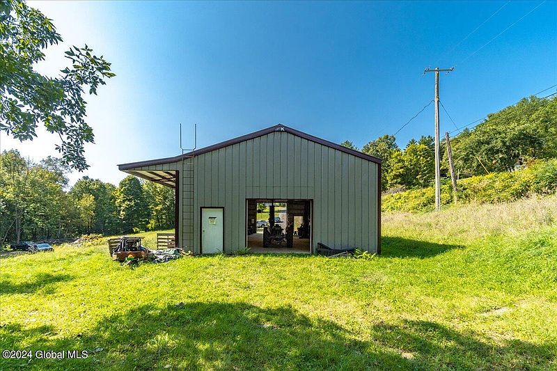 2nd image of 318 Coot Hill Rd.