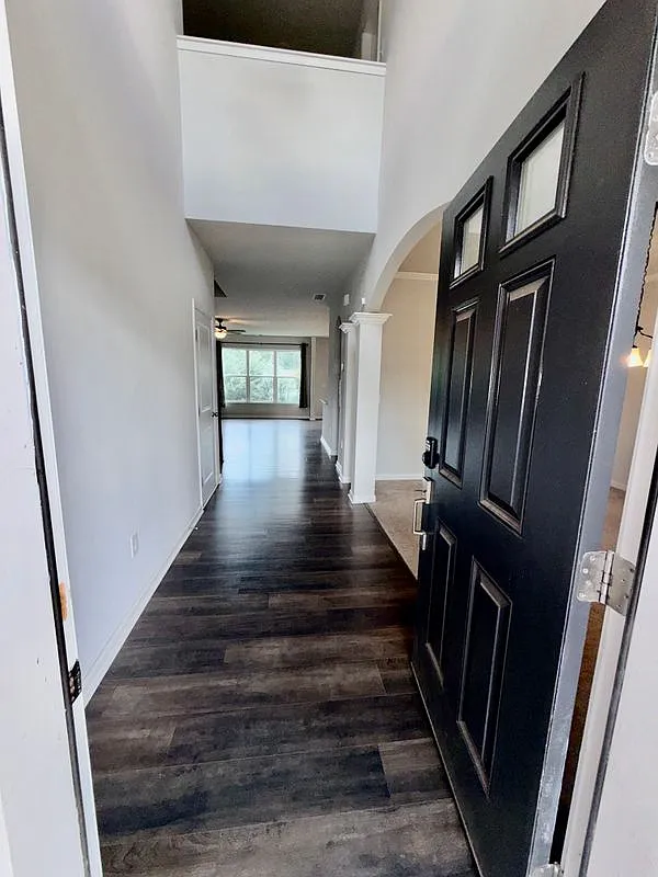 6 bed, 4.0 bath, 4070 sqft, $3,995 — Photo 2