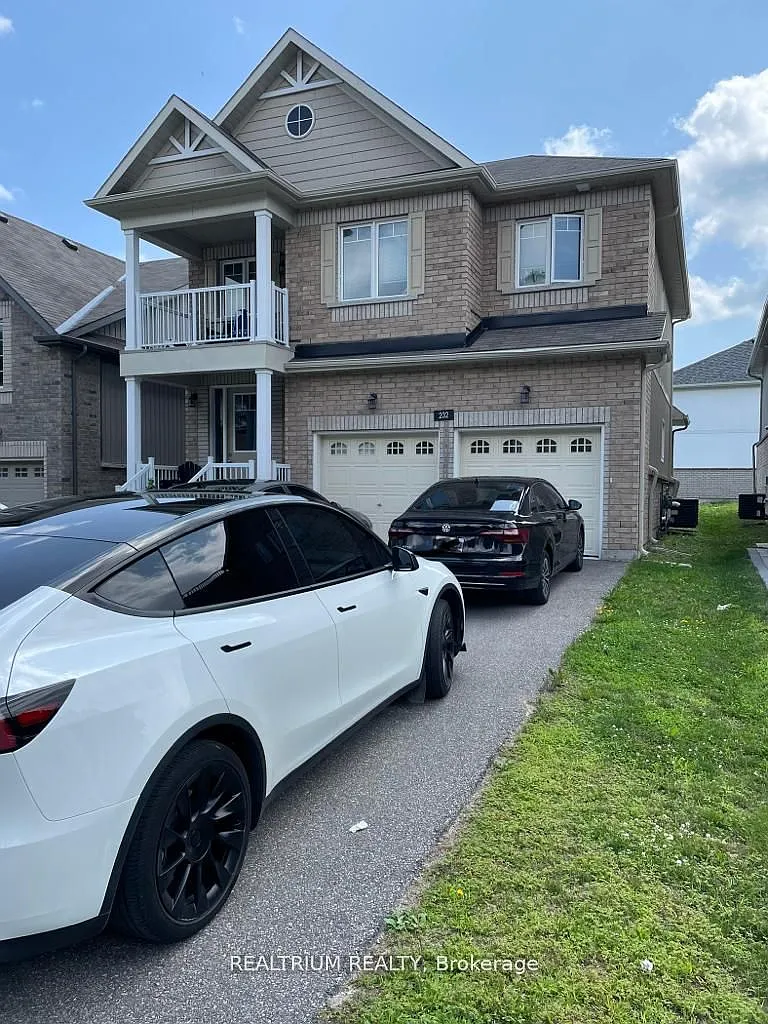 4 bed, $3,000 — Photo 1