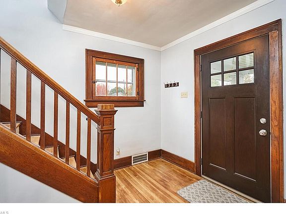 4th image of 2463 Pelton Ave