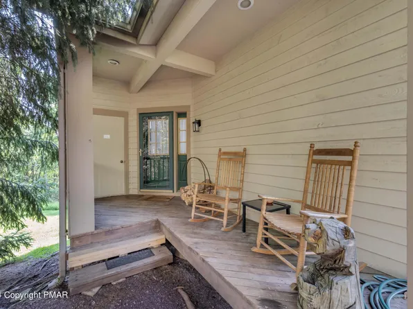 416 Hickory Dr, Tannersville, PA 18372