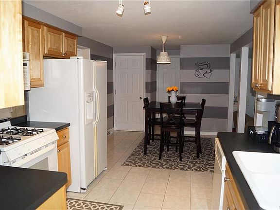 4th image of 203 Paradise Ln