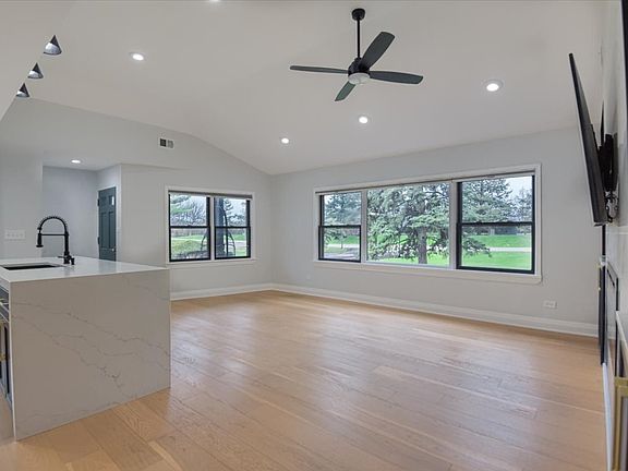 3rd image of 637 W Wilson Ave