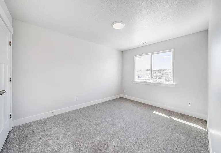 1487 N 3830 W #NEXT TO BATHROOM — Photo 19