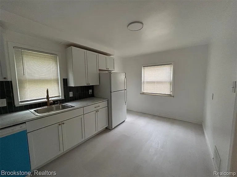 26707 Penn St — Photo 10