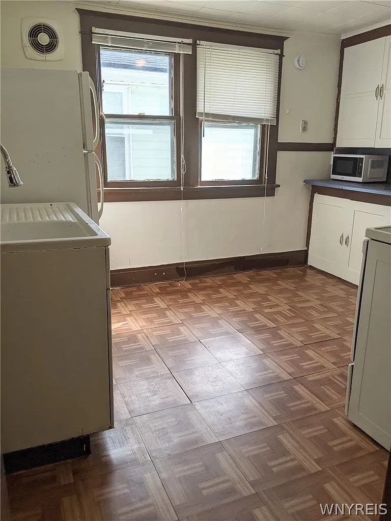 3 bed, 1.0 bath, 850 sqft, $1,300 — Photo 4