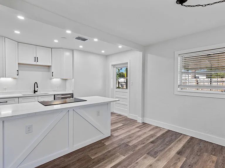 1561 Maravilla Ave — Photo 8