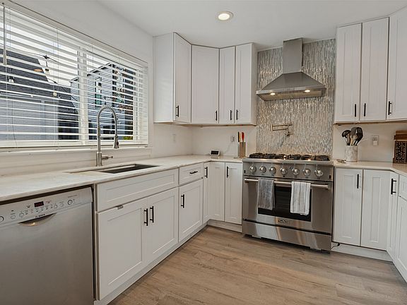 5th image of 3811 Eaton Dr