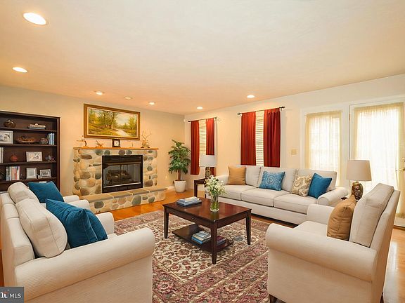 4th image of 377 Bradley Ln