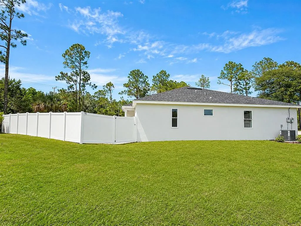 3 bed, 2.0 bath, 1299 sqft, $2,000 — Photo 3