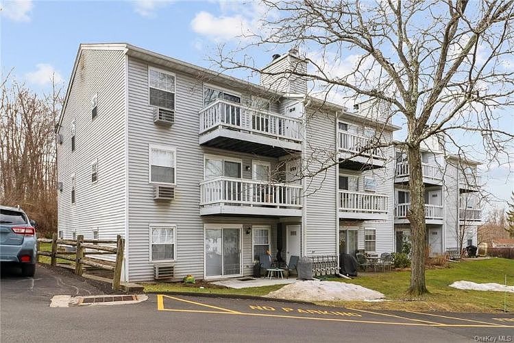 1st image of 8 Lexington Hl Unit 2