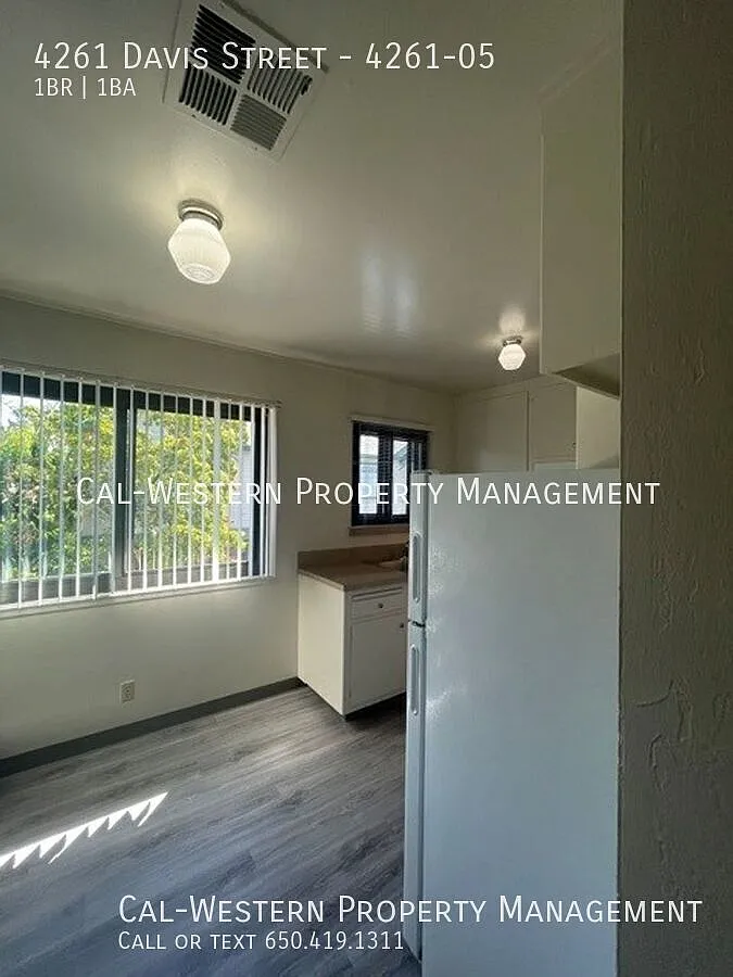 Spacious 1 Bedroom 1 Bath Upstairs Apartment End Unit — Photo 2