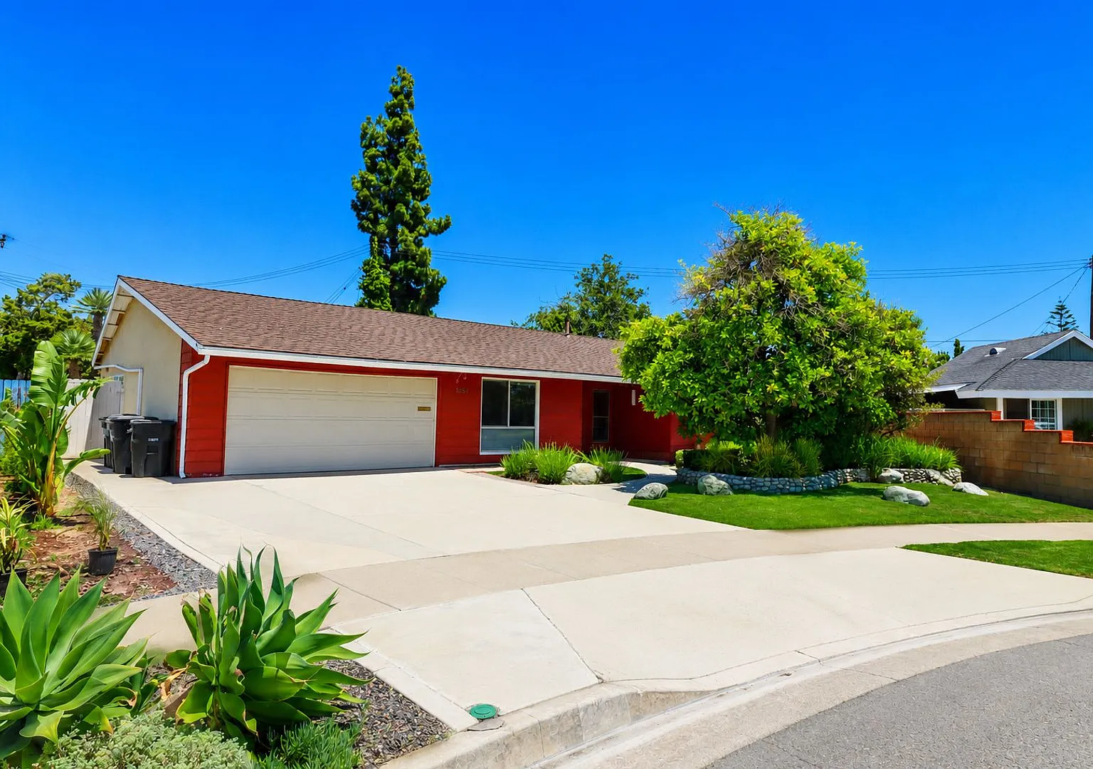 Large 6 Bedroom - Huge Yard - Students Welcome — Photo 2