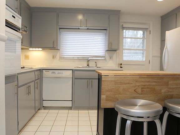 4th image of 111 Sweetbriar Dr