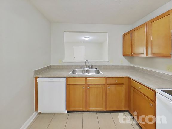 5th image of 1296 Edgewater Dr