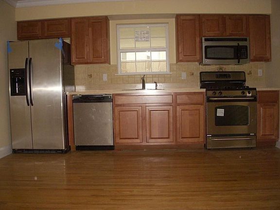 Beautiful Kitchen Cabinets and Stainless Steel Appliances