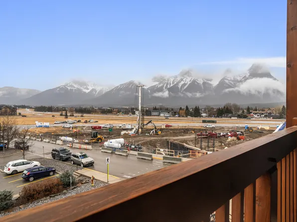 300 Palliser Ln #323, Canmore, AB T1W 0H5