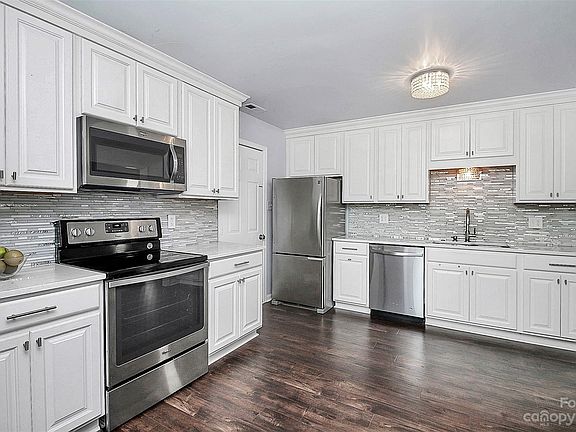 5th image of 1681 Riverdale Dr