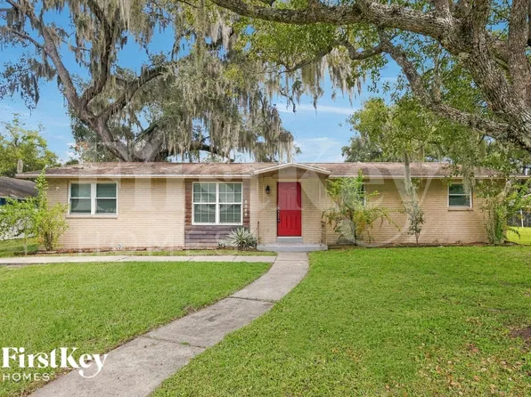 5230 4th St, Zephyrhills, FL 33542