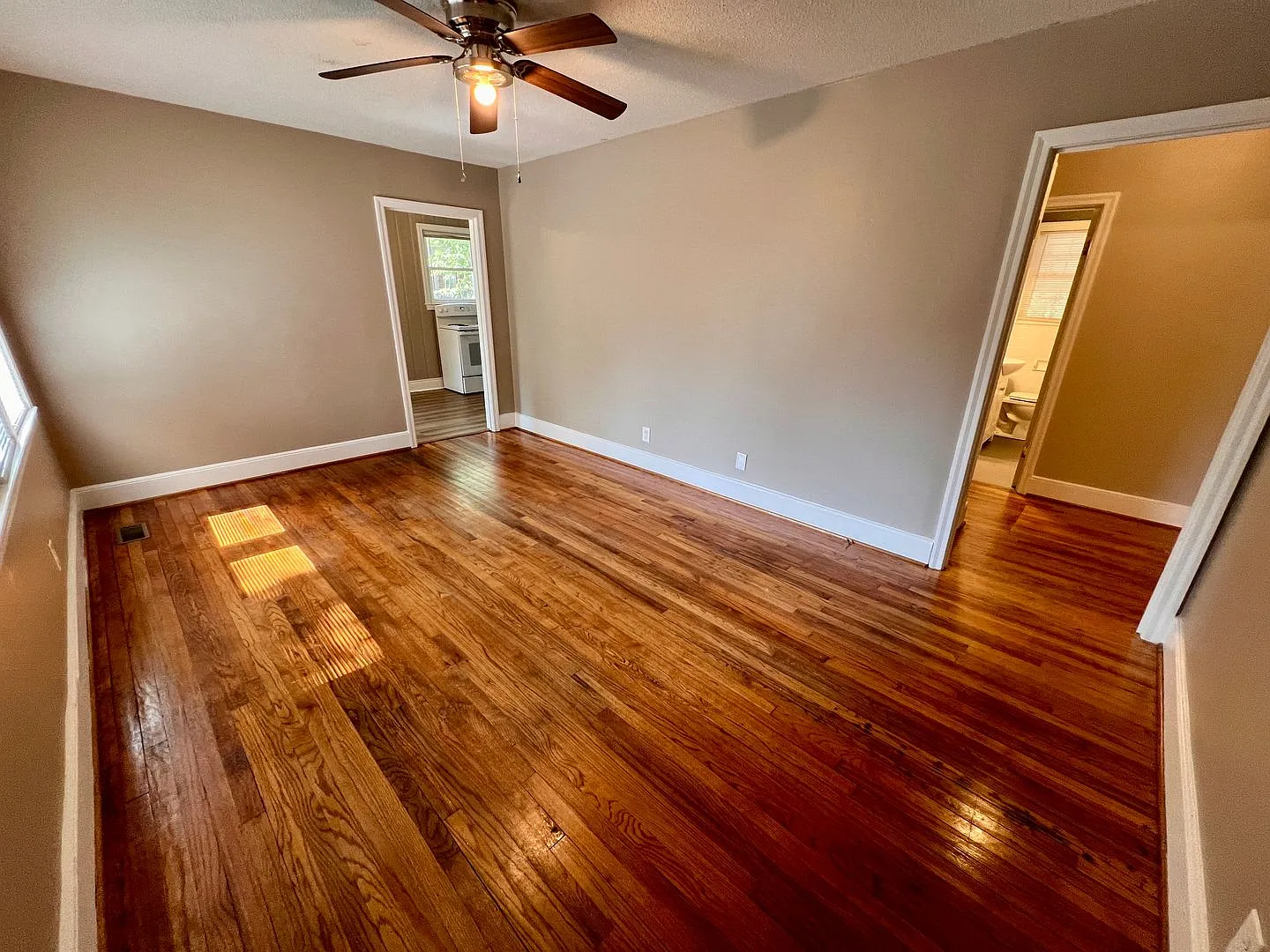 Charming 3-Bedroom Brick Home with Hardwood Floors in Cayce — Photo 4