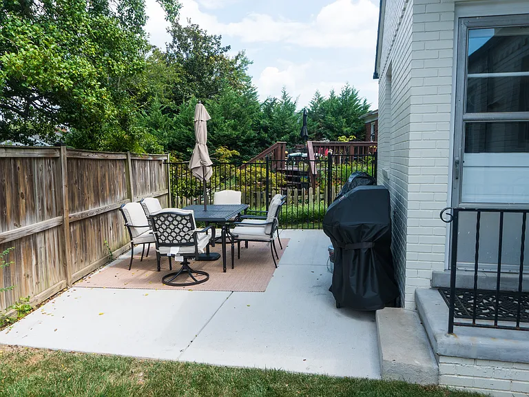 2501 Crest St — Photo 32