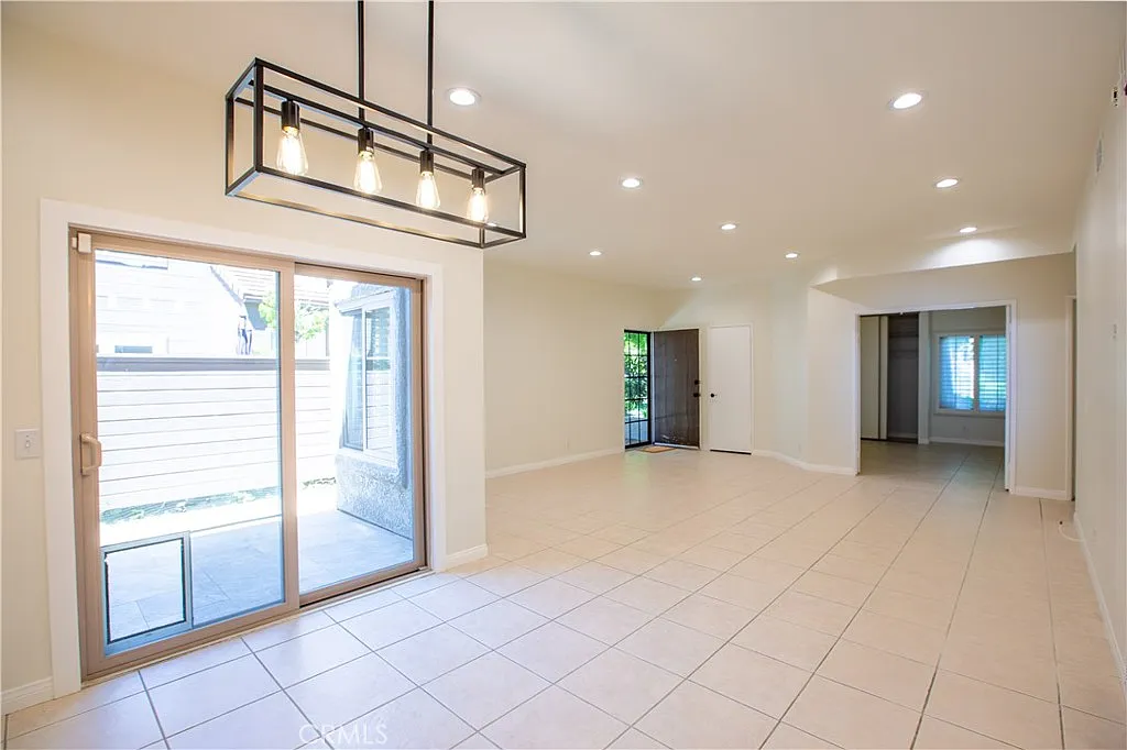 2 bed, 1172 sqft, $3,950 — Photo 2