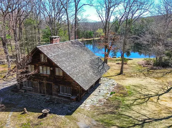 45 Hoppen Rd, New Hartford, CT 06057