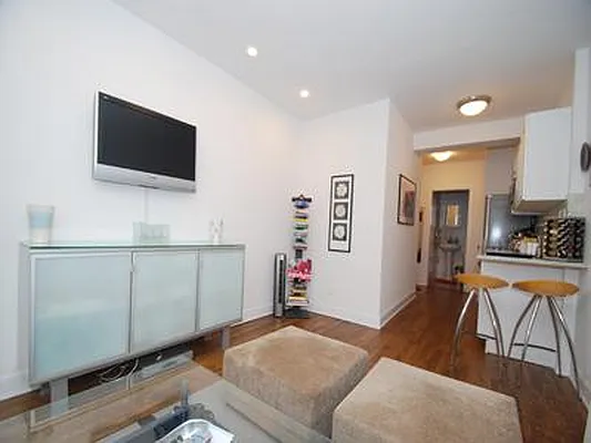 Rented by Buchbinder & Warren | media 16