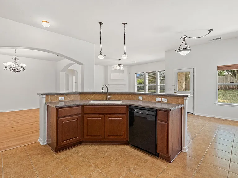 209 Canterbury Dr — Photo 12