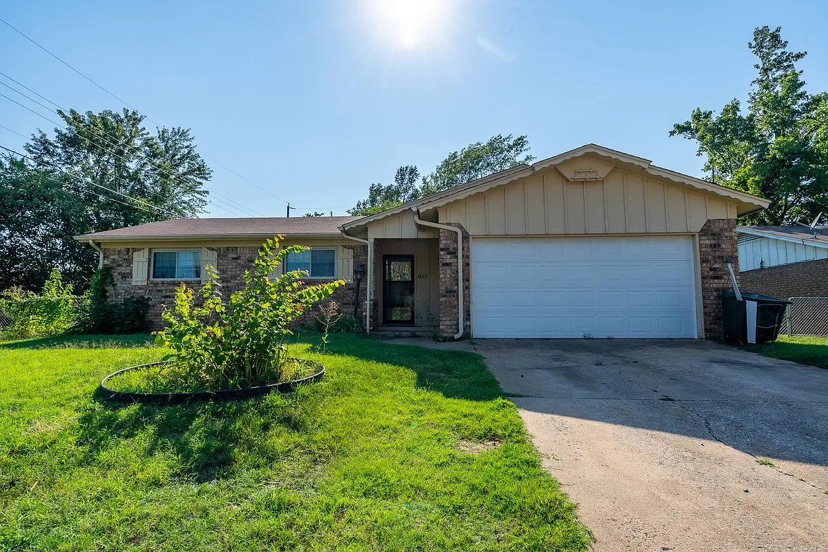 Building Photo - 4822 S Spruce Dr