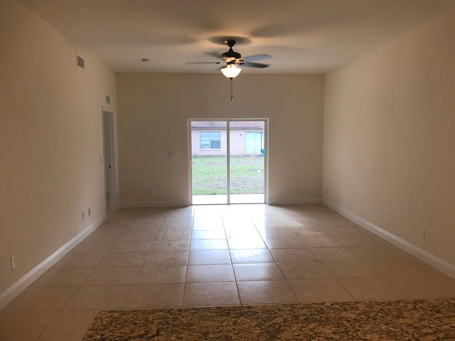 3 bed, 1250 sqft, $1,575 — Photo 2